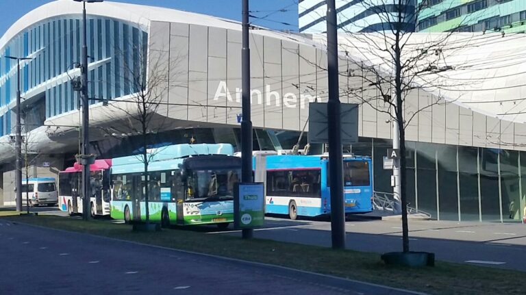Waterstofbus voor station Arnhem