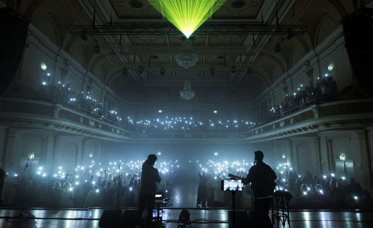 Foto van Muzenzaal Musis tijdens een concert, genomen vanaf het podium.